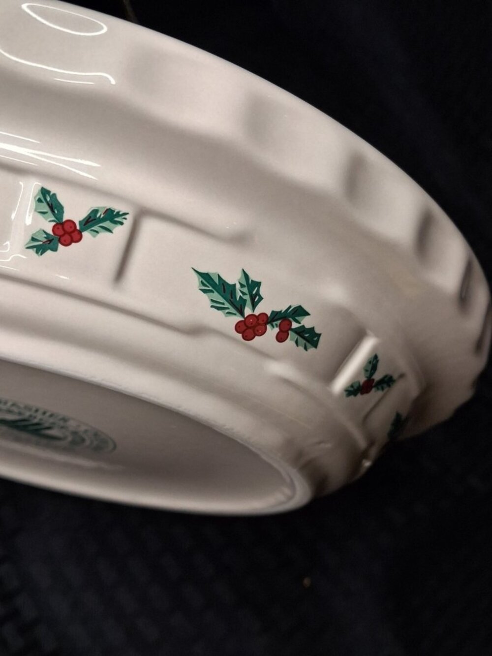 Longaberger Pottery Woven Traditions Christmas Holly Berry 10"  Pie Plate White